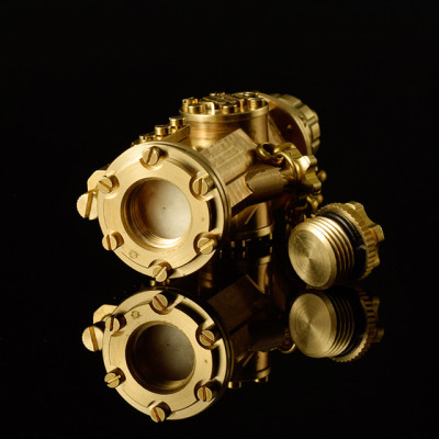 Vỏ Hột Quẹt Bật Lửa Z-7 Thiết Kế Thủ Công Kiểu Dáng Độc Lạ Màu Vàng - Dùng Xăng Bấc Đá Cao Cấp