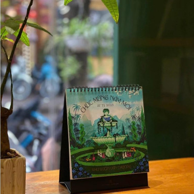 Lịch Để Bàn Ất Tỵ 2025 - Khu Vườn Văn Chương Kèm Túi Đựng Lịch