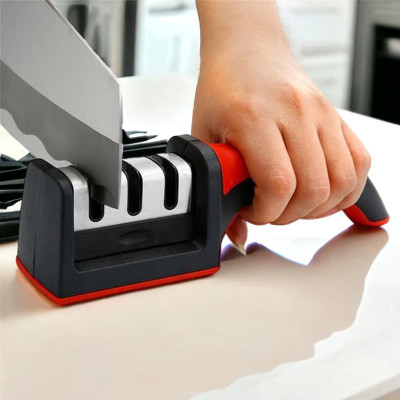 Dụng cụ mài dao , kéo đa năng 3 rãnh sắc bén ,máy mài dao bằng tay 3 cấp độ siêu tốc ,chất liệu thép không gỉ  , đáy nhám chống trượt  ,thiết kế tay cầm bằng nhựạ giúp cầm dễ dàng , an toàn nhanh và tiện dụng