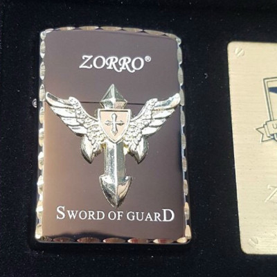 Vỏ Hột Quẹt Bật Lửa Xăng Đá  Zorro Z8667 Viền Gõ Búa Ốp Emblem Chủ Đề Sword Of Guard