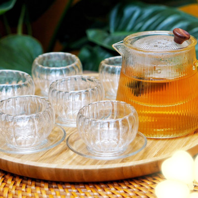 BỘ ẤM CHÉN PHA TRÀ THỦY TINH KÈM KHAY GỖ, 6 ĐĨA LÓT TÁCH - VD124