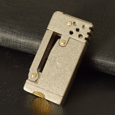 Vỏ Hột Quẹt Bật Lửa Xăng Đá Dolphin 696 Thiết Kế Độc Lạ Sang Trọng - Dùng Xăng Bấc Đá Cao Cấp