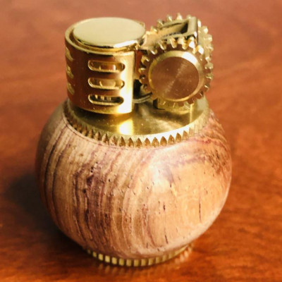 Vỏ Hột Quẹt Bật Lửa Xăng Đá Zorro Z583 Thiết Kế Tròn Nhỏ Gọn Tiện Lợi, Ốp Gỗ Cao Cấp - Dùng Xăng Bấc Đá