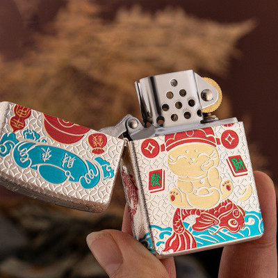 Vỏ Hột Quẹt Bật Lửa Xăng Đá Zorro Z2-111 Hình Mèo Thần Tài May Mắn Tài Lộc Phiên Bản Mới