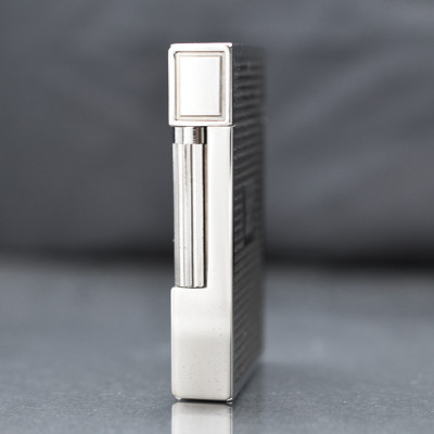 Vỏ Hột Quẹt Bật Lửa Upon Gas Đá D136B Họa Tiết Kẻ Cách Điệu Chữ D ở Giữa Màu Bạc - Dùng Gas Đá Cao Cấp