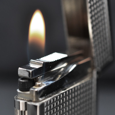 Vỏ Hột Quẹt Bật Lửa Upon Gas Đá D136B Họa Tiết Kẻ Cách Điệu Chữ D ở Giữa Màu Bạc - Dùng Gas Đá Cao Cấp