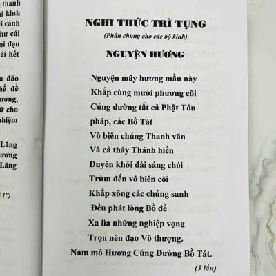 Kinh Thủ Lăng Nghiêm - Bìa cứng ép kim tặng kèm bao sách, Khổ 24x16cm