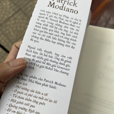 (Giải Nobel văn chương) ĐI TÌM DORA – Patrick Modiano – Lâm An dịch – Nhã Nam – NXB Hà Nội (bìa mềm)
