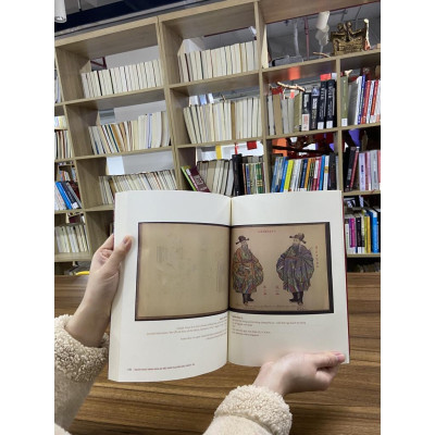 Nghệ Thuật Minh Họa Áo Mũ Thời Nguyễn Đầu Thế Kỷ XX  - Bản Quyền