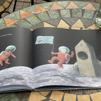 (Giải sách IODE Jean Throop) (Bìa cứng) (Sách tranh thiếu nhi in màu) BÓNG TỐI BAO LA – Dựa Trên Một Câu Chuyện Có Thật - Chris Hadfield – Anh Em Nhà Fan – Sanhobooks