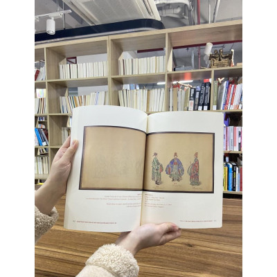 Nghệ Thuật Minh Họa Áo Mũ Thời Nguyễn Đầu Thế Kỷ XX  - Bản Quyền