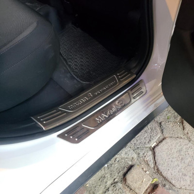 BỘ SẢN PHẨM Nẹp bước chân và ốp chống trầy cốp Mazda 3 2020 - Mẫu Inox