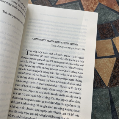 (Tái bản 2023 – Nobel văn học 2015) CHIẾN TRANH KHÔNG CÓ MỘT KHUÔN MẶT PHỤ NỮ - Svetlana Alexievich – Nguyên Ngọc – Tao Đàn - NXB Hà Nội