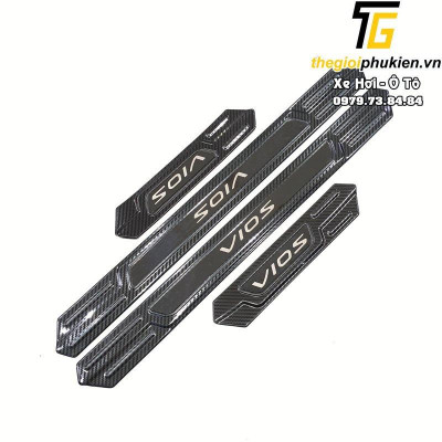 Bộ sản phẩm Nẹp bước chân và ốp chống trầy cốp Toyota Vios 2019-2021 vân Carbon