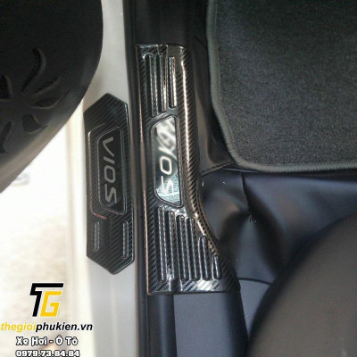 Bộ sản phẩm Nẹp bước chân và ốp chống trầy cốp Toyota Vios 2019-2021 vân Carbon