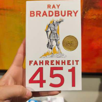 Sách - Fahrenheit 451 by Ray Bradbury : A Novel, Classics, Fiction, Mass Market Paperback in English