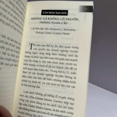 AMAZON - LÃNH CHÚA THỜI ĐẠI SỐ TRỖI DẬY NHỜ BẤT BÌNH ĐẲNG XÃ HỘI - Những Gã Khổng Lồ Truyền Thông Qua Góc Nhìn Kinh Tế Chính Trị - Benedetta Brevini & Lukasz Swiatek - Hoàng Lan dịch - Book Hunter