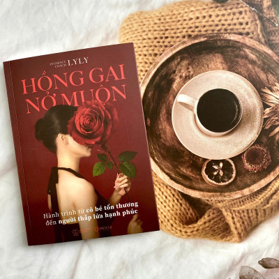 Sách - Hồng Gai Nở Muộn - Hành Trình Từ Cô Bé Tổn Thương Đến Người Thắp Lửa Hạnh Phúc