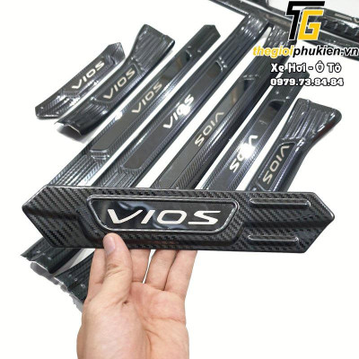 Bộ sản phẩm Nẹp bước chân và ốp chống trầy cốp Toyota Vios 2019-2021 vân Carbon