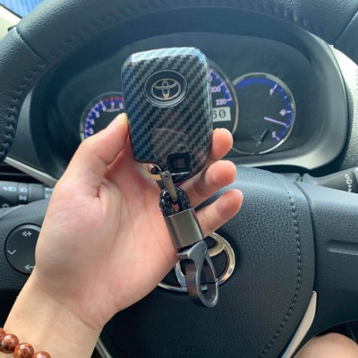 Ốp bọc chìa khóa xe Toyota Vios 2019, Toyota Yaris 2019 vân Carbon kèm móc đeo INOX