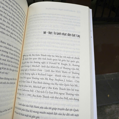 (Bìa mềm) BÙI KIẾN THÀNH – NGƯỜI MỞ KHÓA LÃNG DU (Hồi ký) - Lê Xuân Khoa, Xuân Chi, Thanh Huyền - BestBooks