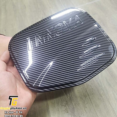 Ốp nắp bình xăng Toyota Innova 2017-2022 vân carbon, cacbon