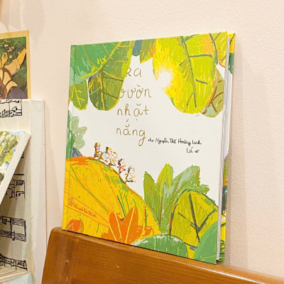 Ra Vườn Nhặt Nắng (Những Vần Thơ Sưởi Ấm Tâm Hồn)