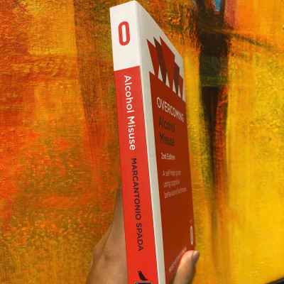 Sách - Overcoming Alcohol Misuse by Marcantonio Spada - A self-help guide using cognitive behavioural techniques