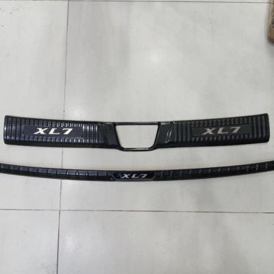 Nẹp chống trày cốp, ốp bậc cốp theo xe dành cho SUZUKI XL7 2020 mẫu titan, cacbon chất liệu không gỉ, bảo vệ cốp xe ô tô