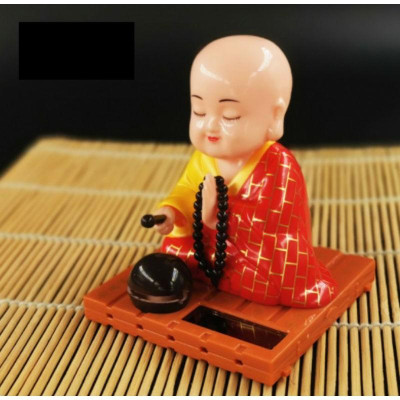 Tượng phật gõ mõ năng lượng mặt trời trang trí taplo xe hơi, phòng làm việc