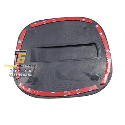 Ốp nắp đậy bình xăng Mitsubishi Outlander vân Carbon