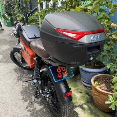 Thùng Givi C30N kèm đế gắn cho xe máy điện Datbike Weaver 200, bộ thùng bao gồm baga cho Weaver 200