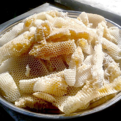 Nến Sáp Ong 60 Giờ Kèm Dĩa Gỗ Dừa 10cm : Khử Mùi Hôi Phòng, Làm Sạch Không Khí, Thơm Nhẹ Mùi Mật Ong - HÀNG CHÍNH HÃNG