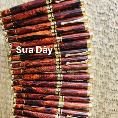 Bút bi viết bằng gỗ sưa bắc đẹp long lanh 