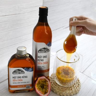 Mật ong rừng sữa chúa – Rừng Nhiệt Đới chai 730g có vị ngọt đậm thơm hương sữa ong chúa