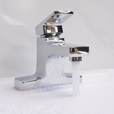 Vòi Lavabo nóng lạnh 2 chân Đồng mạ Chrome Eurolife EL-DAISY 03 (Trắng bạc)