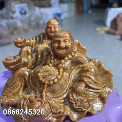 Tượng phật di lặc mini nâng thỏi vàng ngồi lá sen  bằng gỗ huyết long mọng dầu cực đẹp kt 15×9×9cm