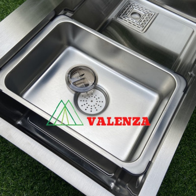 Combo chậu rửa chén bát 1 hố lớn Valenza size 7846 inox 304 kèm vòi rửa bát rút dây Valenza RT-02 inox 304, bộ xả to ngăn mùi, khay inox kín-TẶNG BÌNH NƯỚC RỬA CHÉN