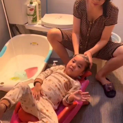 Ghế gội đầu cho bé có tay vịn -  ghế gội đầu chắc chắn sử dụng gấp gọn dễ dàng tiện lợi cho mẹ và bé