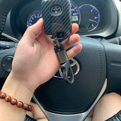 Ốp nhựa carbon lót silicon bảo vệ chìa khóa xe Toyota Vios 2019 kèm móc đeo INOX