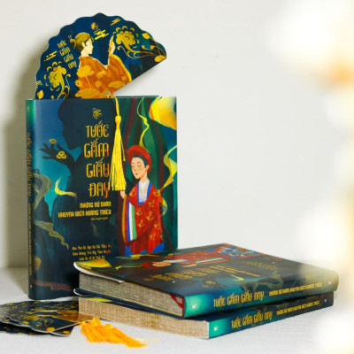 Sách - Tước Gấm Giấu Đay (Bản đặc biệt: Bìa cứng có áo, tựa sách in nhũ vàng, tặng bookmark hình quạt)