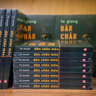 (Ký tặng của tác giả) Dân chăn mèo - Tác giả Tô Giang