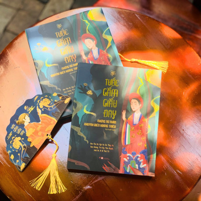 Sách - Tước Gấm Giấu Đay (Bản đặc biệt: Bìa cứng có áo, tựa sách in nhũ vàng, tặng bookmark hình quạt)