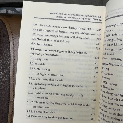 KINH TẾ VĨ MÔ VÀ CÁC CUỘC KHỦNG HOẢNG TÀI CHÍNH - Liên kết với nhau bởi những thông tin thay đổi liên tục – NXB Chính trị quốc gia sự thật
