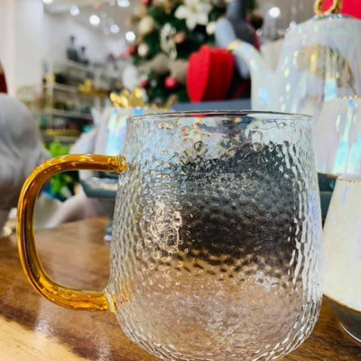 BỘ BÌNH THỦY TINH CHỊU NHIỆT CAO CẤP  ĐỰNG NƯỚC UỐNG KÈM 6 CỐC QUAI VÀNG ( 1 BÌNH + 6 CỐC) - VD6