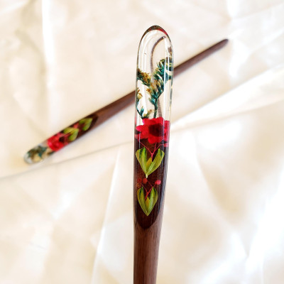 Trâm cài tóc gỗ- resin & hoa snowy đỏ