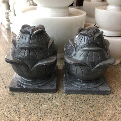 Cặp búp sen đá trang trí đá cẩm thạch vân đen đế vuông trang trí mộ, đền thờ - Cao 25 cm