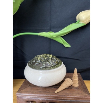 Lư xông trầm bằng gốm  có tấm lót chống nóng , chống ố vàng đáy lư , lư hương sứ  kèm đế cắm được tất cả các loại nhang , giúp tạo ra bầu không khí trong lành , tĩnh tâm và an lạc   