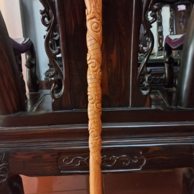 Gậy batong hỗ trợ đi lại cho người già bằng gỗ hương đá kt 90×1O×3.4cm