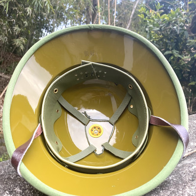 Mũ cối tàu lòng vàng cốt phíp, vải Gabadin tô châu, rơi va đạp không vỡ, tuyệt đối không ngấm nước, vải không phai